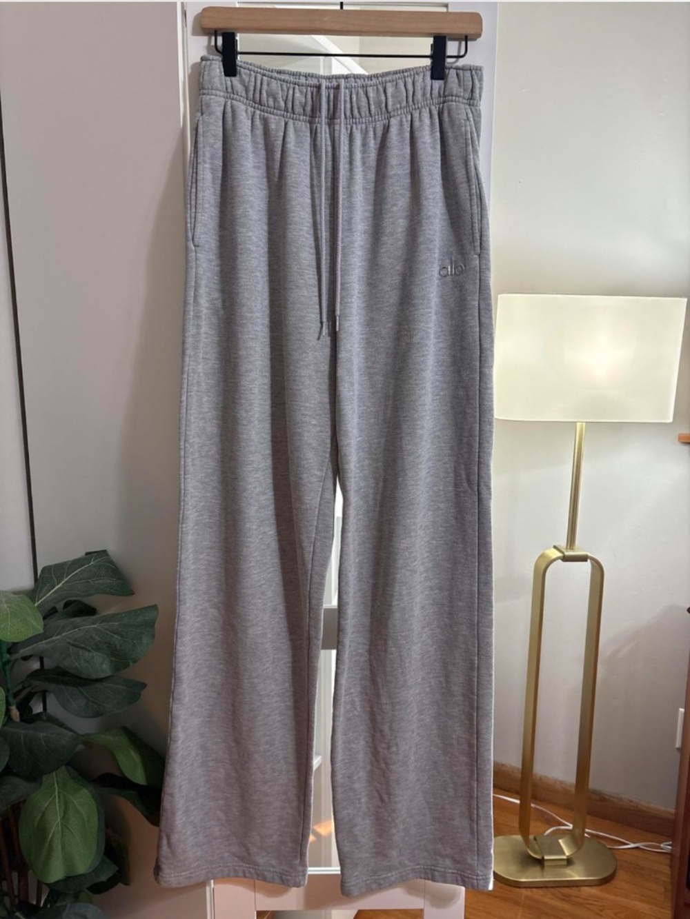 ALO Yoga Accolade Straight Leg Sweatpants Athletic Heather Grey Unisex Medium